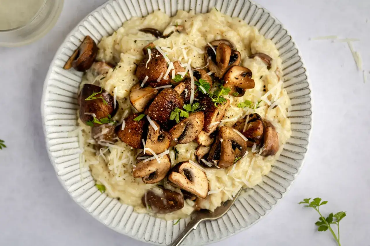 Delicioso risotto de setas cremoso, coronado con champiñones salteados y queso rallado.